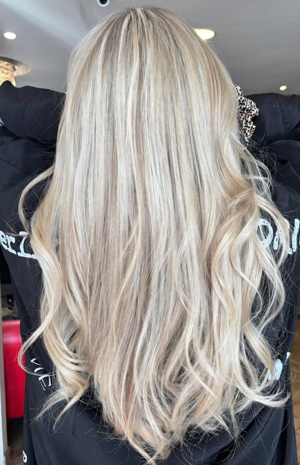 Cheveux blonds polaires lisses avec effet wavy – salon de coiffure à Savigny-sur-Orge