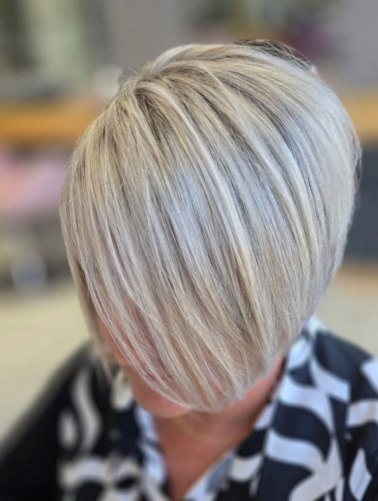 Carré court blond polaire brillant – coupe moderne réalisée à Savigny-sur-Orge