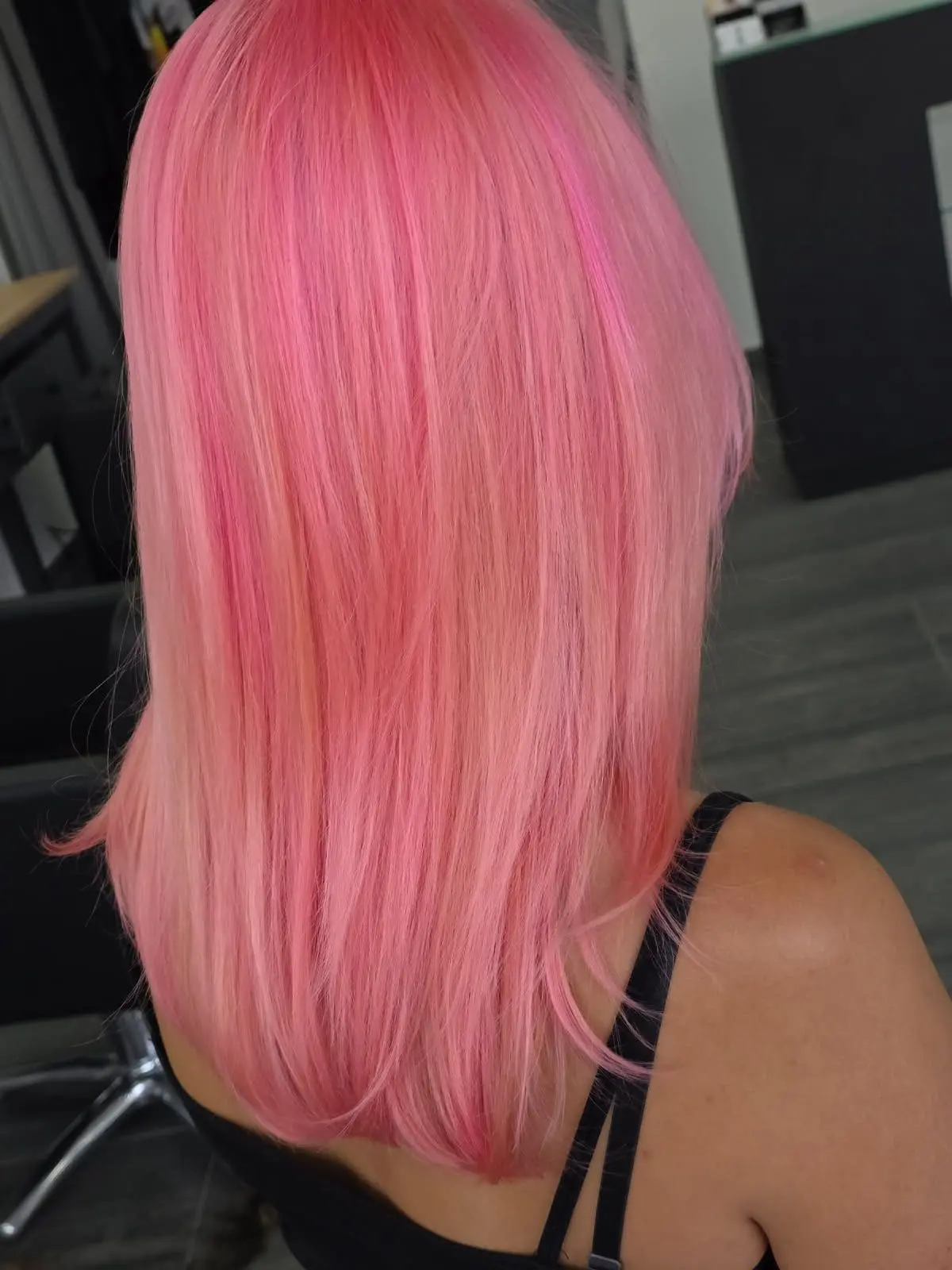 Coloration rose pastel sur cheveux lisses – coiffure créative à Savigny-sur-Orge