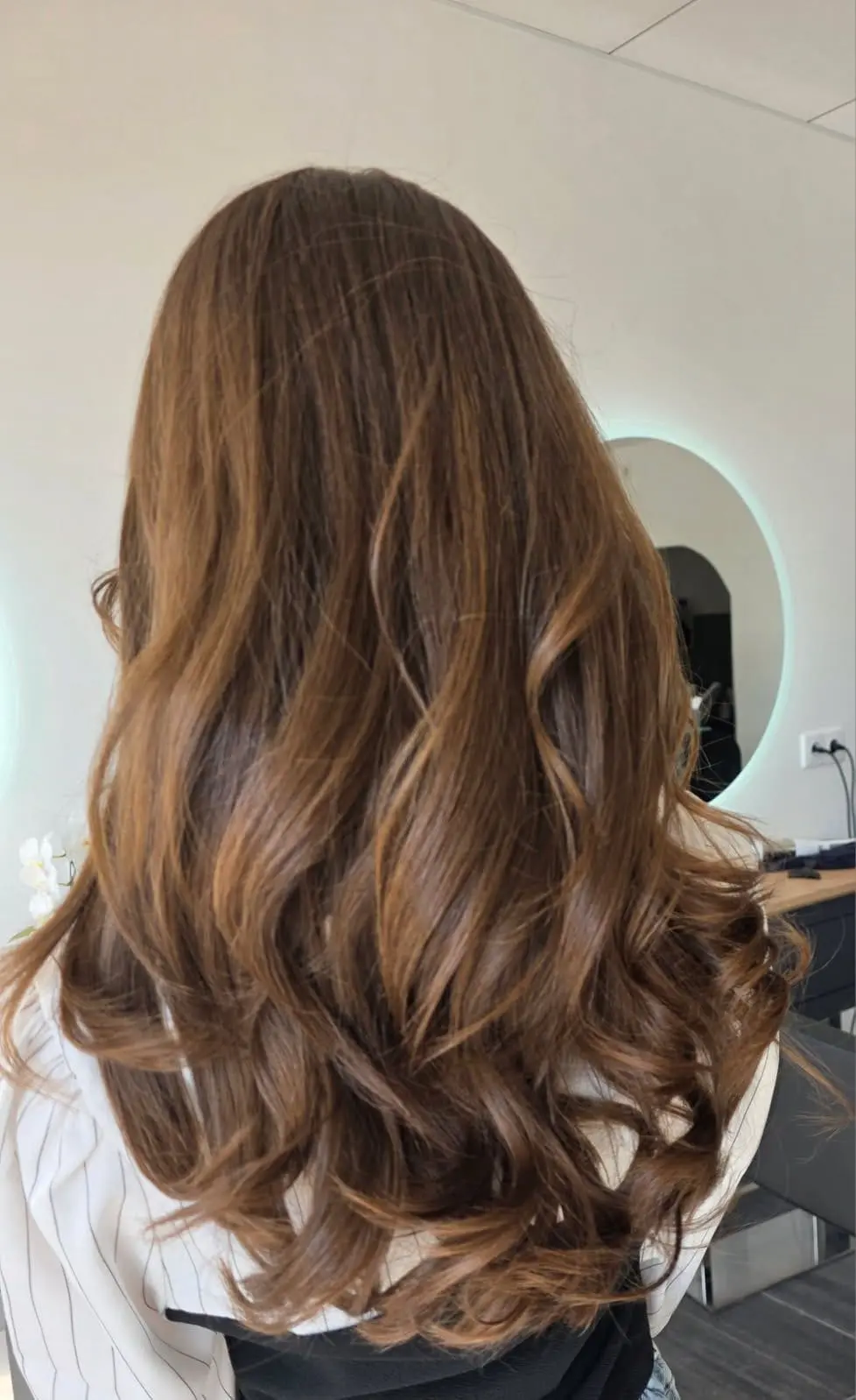 Balayage miel sur cheveux mi-longs ondulés – coiffure naturelle Savigny-sur-Orge
